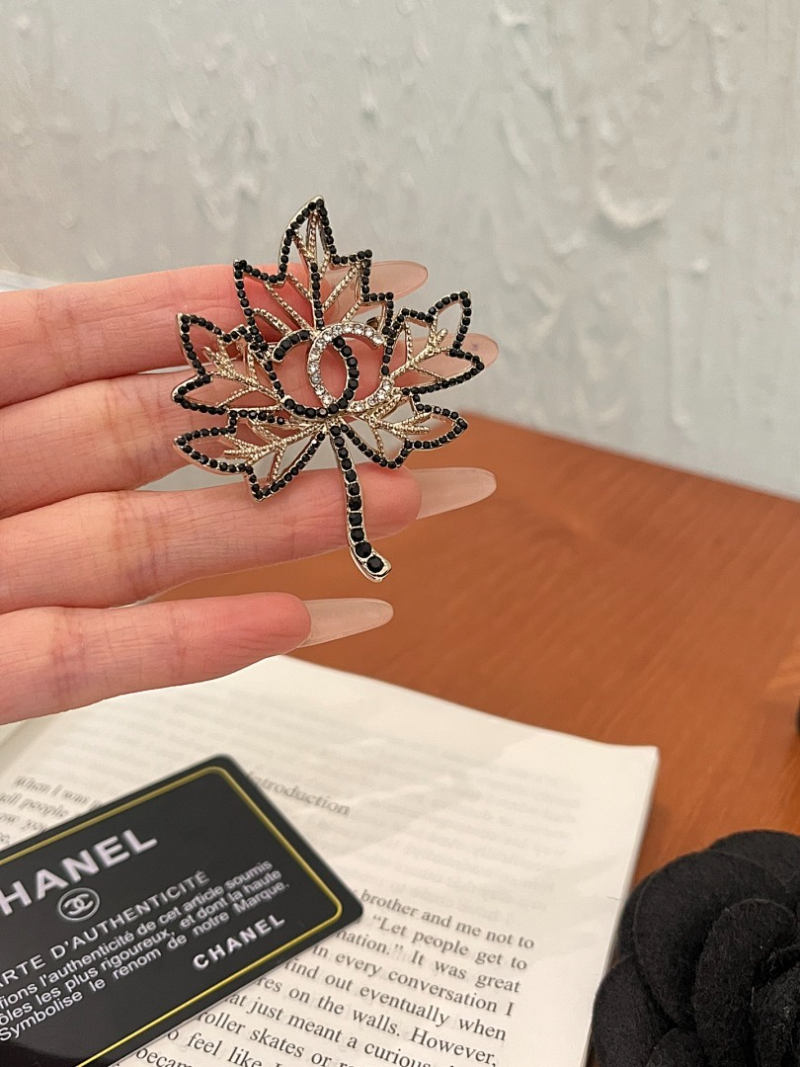 D197 Women's new fashionable brooch jewelry