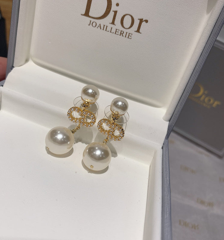 DE132 Classic Pearl Letter Stud Earrings Jewelry