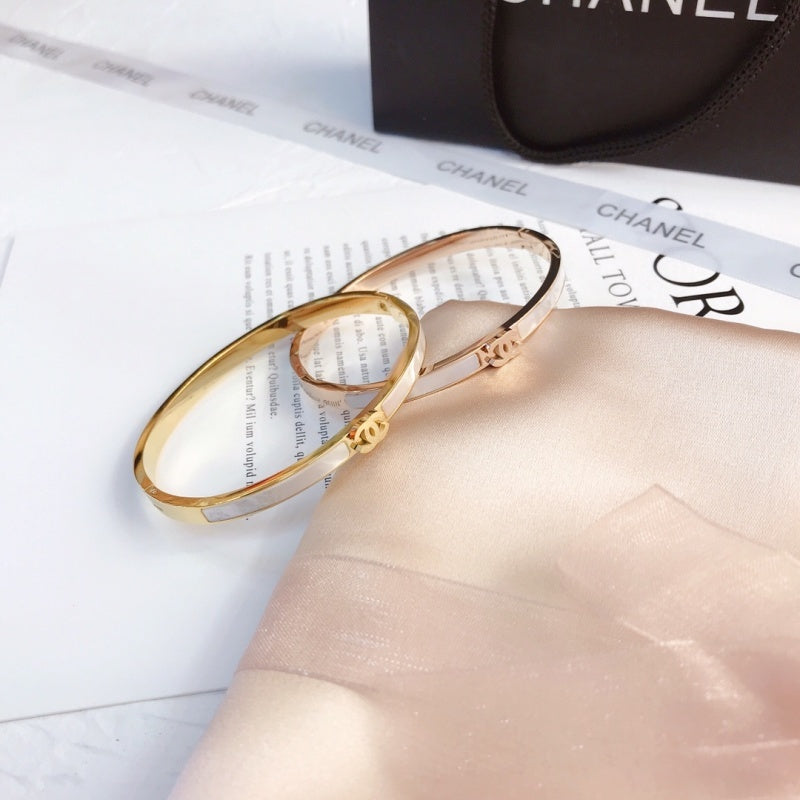 S067   Women's Titanium Steel Shell Bracelet Jewelry