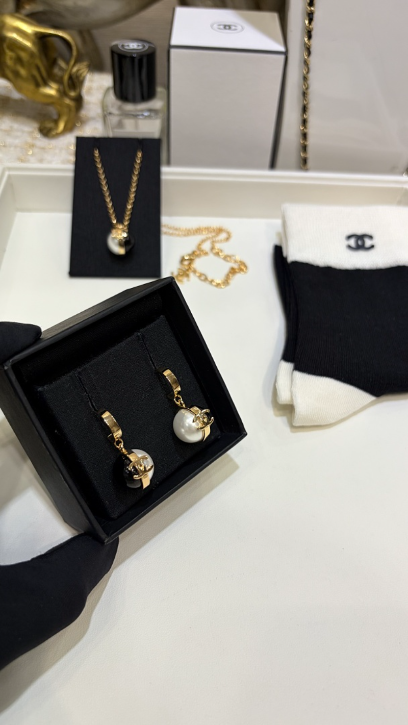 CHE83  Women's black and white pearl pendant earrings and jewelry